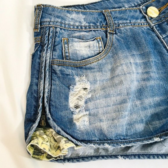 LANCA PERFUME WOMEN SZ 36 DENIM DISTRESSED SHORTS 2” INSEAM ZIP SIDE VENTS LOGO - Picture 5 of 10